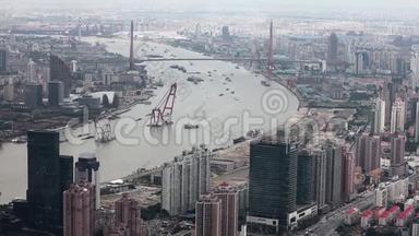 多艘驳船沿河航行，途经<strong>上海</strong>。 中国<strong>上海</strong>